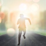 輝く未来へ走る男性シルエット
